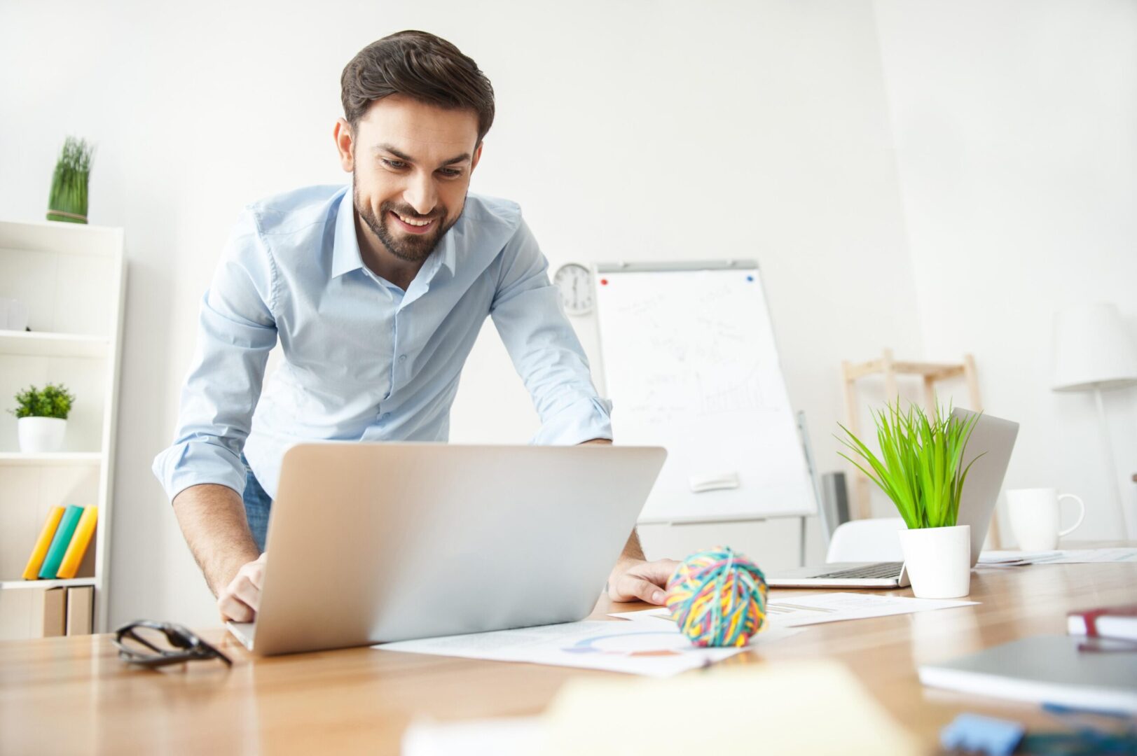 A man sitting at the table with his laptop.